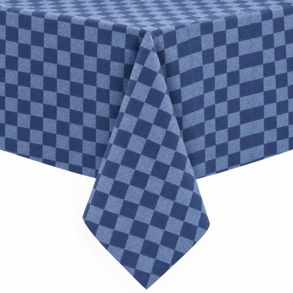 Gecoat tafellinnen Pompdoek Blauw met een klassiek blauw geblokt patroon, strak over een tafel gedrapeerd voor een nette uitstraling.
