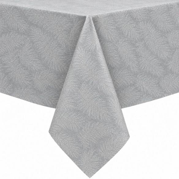 Gecoat tafellinnen Dalia Zilver met een subtiel bladerpatroon, strak over een tafel gedrapeerd voor een elegante en beschermende uitstraling.