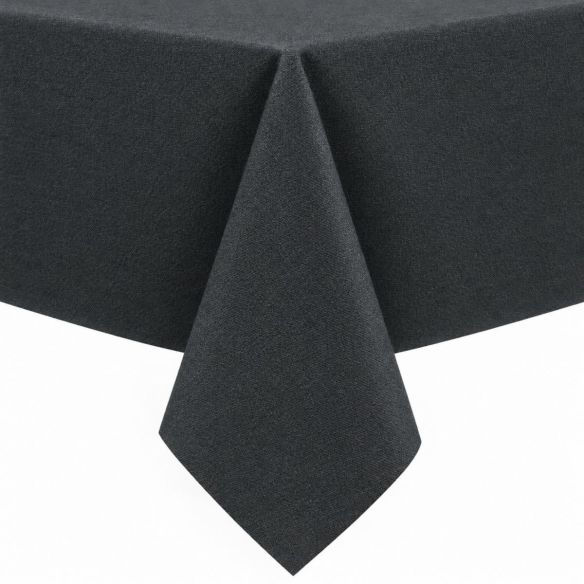 Gecoat tafellinnen in een effen antraciete kleur, strak gedrapeerd over een tafelblad voor een moderne en beschermende uitstraling in het interieur.