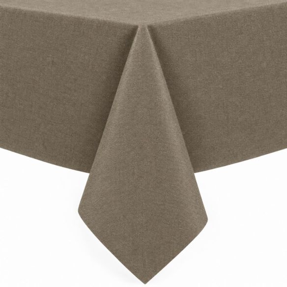 Een effen taupekleurig gecoat tafellaken met een fijne textuur, strak over een tafel gedrapeerd tegen een witte achtergrond voor een nette uitstraling.