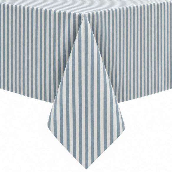 Gecoat tafellinnen Salas Capri met een verticaal streeppatroon in blauw en wit, elegant gedrapeerd over de hoek van een tafel voor een strak effect.
