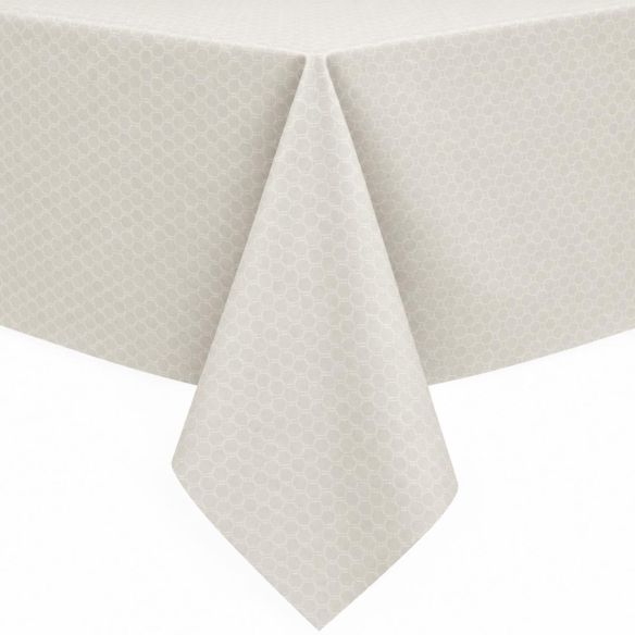 Wit gecoat tafellinnen van het type Piombo met een subtiel geometrisch honingraatpatroon, strak over een tafel gedrapeerd voor een nette uitstraling.