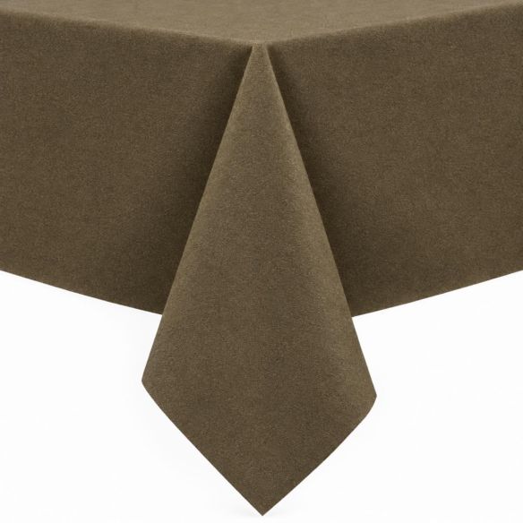 Gecoat tafellinnen Dali in een effen lichtbruine kleur, strak over een tafel gedrapeerd met een hoek die elegant naar beneden valt op een witte achtergrond.