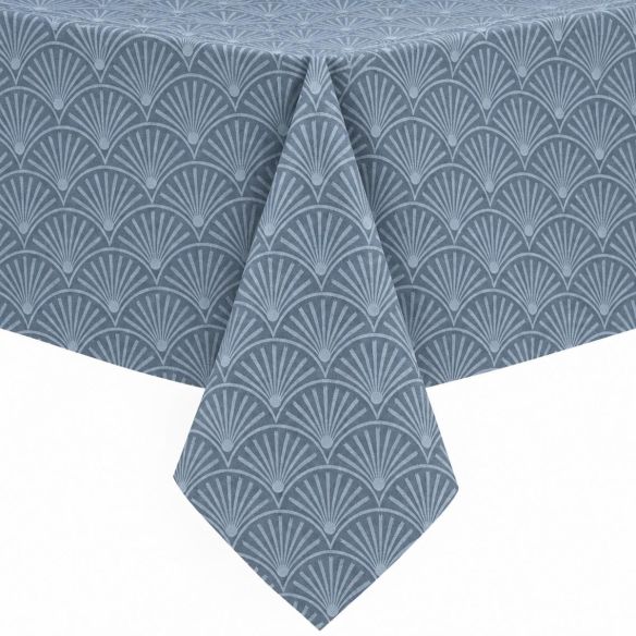 Blauw gecoat tafellinnen Amigoni met een elegant waaiervormig patroon, strak gedrapeerd over een tafel voor een stijlvolle en beschermende uitstraling.