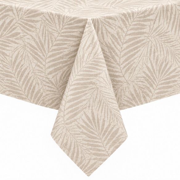 Gecoat tafellinnen Frida in beige met een subtiel palmbladpatroon, elegant gedrapeerd over een tafel voor een natuurlijke en stijlvolle uitstraling.
