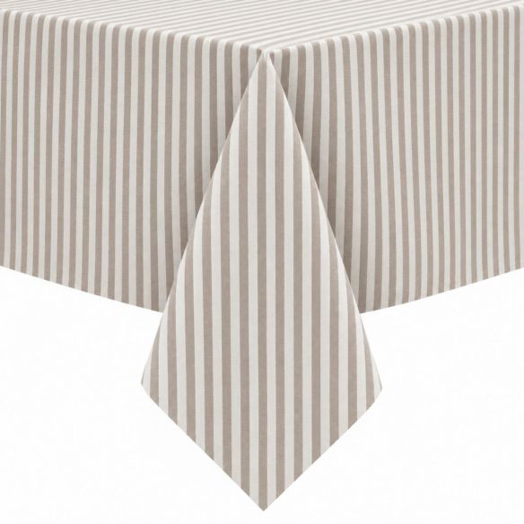 Gecoat tafellinnen Salas Taupe met een verticaal gestreept patroon in taupe en wit, elegant gedrapeerd over een hoek van een tafelblad.