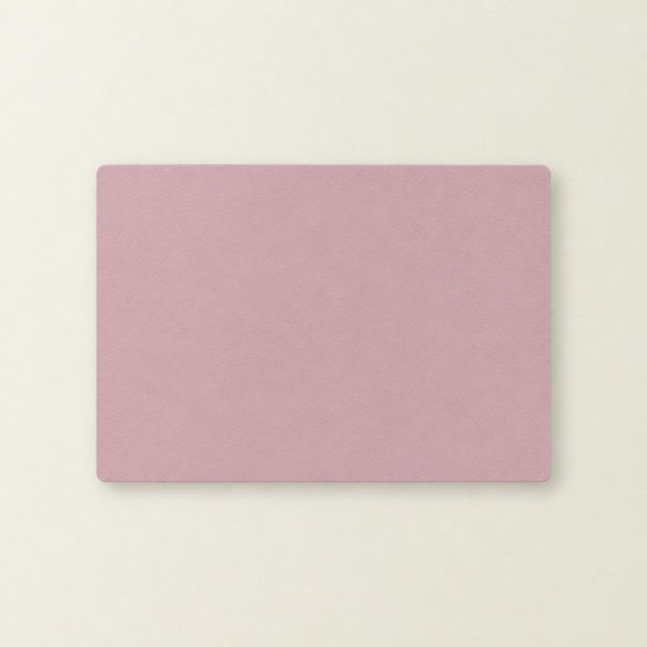 Een rechthoekige placemat van roze kunstleer met afgeronde hoeken, plat neergelegd op een lichte ondergrond voor een strakke presentatie.