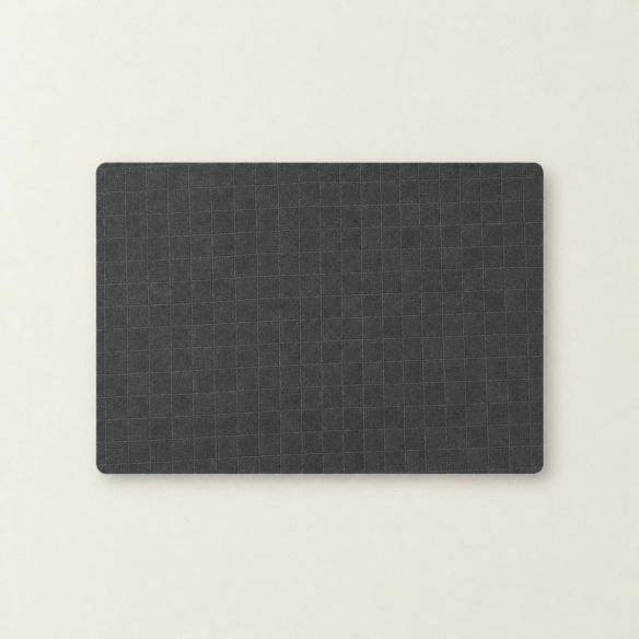 Rechthoekige grijze Placemat Nilo Polyline met een subtiel vierkantjespatroon, plat neergelegd op een lichte ondergrond voor een strakke presentatie.