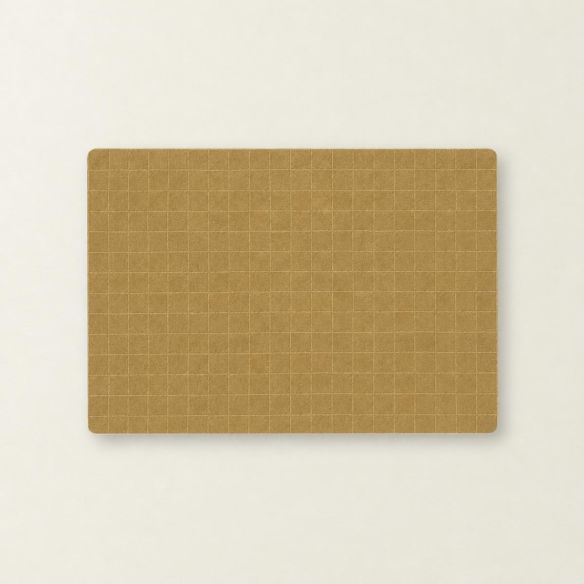 Rechthoekige Placemat Nilo Polyline in de kleur woestijngeel met een subtiel, fijn rasterpatroon van dunne lijnen op een egale ondergrond.