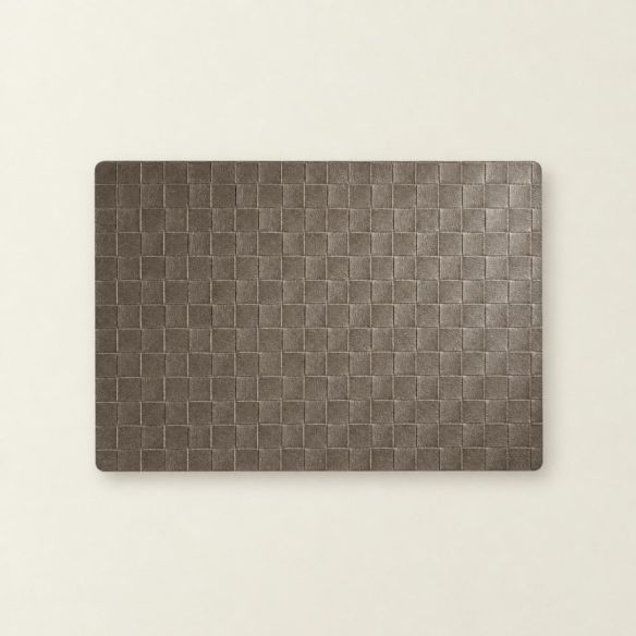 Rechthoekige Placemat Nilo Polyline in taupe met een gestructureerd patroon van kleine vierkantjes, plat gepresenteerd op een lichte achtergrond.