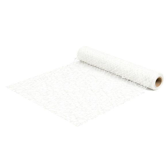 Decoratieve witte tafelloper op een rol met een open netstructuur en glinsterende afwerking, gepresenteerd op een effen witte achtergrond.