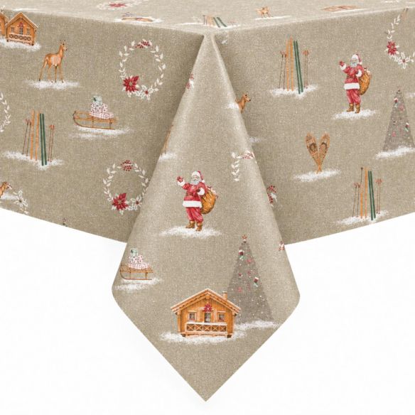 Beige tafelzeil Christmas Chalet met een kerstpatroon van de kerstman, houten huisjes, rendieren en ski's, gedrapeerd over een tafeloppervlak.