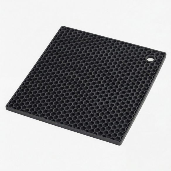 Vierkante donkergrijze silicone panonderzetter met honingraatpatroon, ideaal voor tafelbescherming.
