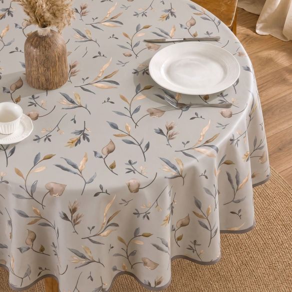 Rond tafelzeil Populier in grijs met een elegant patroon van bladeren en takken in zachte tinten, gedekt op een ronde tafel met servies en vaas.