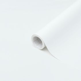 Volle rol plakfolie in uni wit mat, 67,5 cm breed en 15 m lang, ideaal voor tafelbescherming.