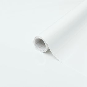 Volle rol plakfolie in uni wit glossy, 45cm breed en 15m lang, ideaal voor tafelbescherming.