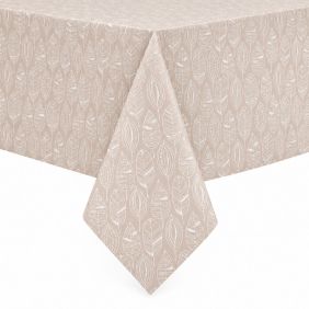 Beige tafelzeil Whispers Of The Wind met een wit patroon van gestileerde bladeren, strak gedrapeerd over de hoek van een rechthoekige tafel.