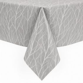 Tafelzeil Avalon Grijs met een subtiel wit takkenpatroon, gedrapeerd over een tafel voor een beschermende en decoratieve uitstraling.