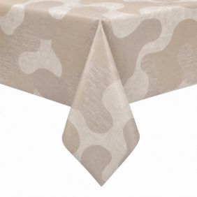 Tafelzeil met molton rug in beige met een abstract Maori patroon, over een hoek gedrapeerd voor een strakke presentatie op een tafeloppervlak.