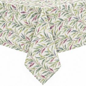 Gecoat tafellinnen met een digitaal aquarelpatroon van groene en paarse bladeren, gedrapeerd over een hoek van een tafel voor een natuurlijke look.