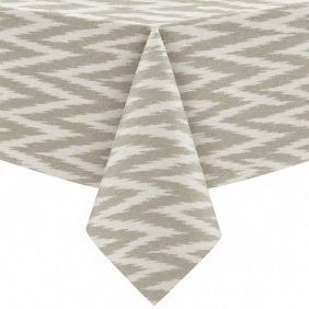 Gecoat tafellinnen in wit met een grijs zigzagpatroon, elegant gedrapeerd over een tafel voor een stijlvolle uitstraling in het interieur.