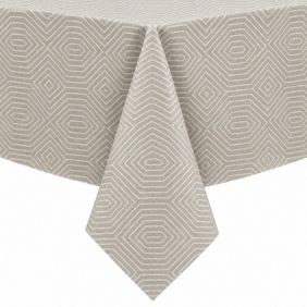 Gecoat tafellinnen Vergara met een beige en wit geometrisch zeshoekig patroon, elegant gedrapeerd over een tafel voor een strakke uitstraling.