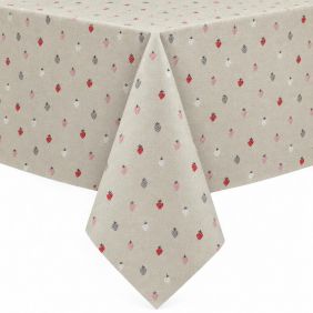 Gecoat tafellinnen met een beige ondergrond en een herhalend patroon van kleine rode, roze en grijze aardbeien, strak over een tafel gedrapeerd.