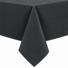 Gecoat tafellinnen in een effen antraciete kleur, strak gedrapeerd over een tafelblad voor een moderne en beschermende uitstraling in het interieur.