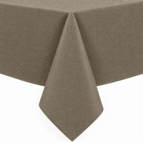 Een effen taupekleurig gecoat tafellaken met een fijne textuur, strak over een tafel gedrapeerd tegen een witte achtergrond voor een nette uitstraling.