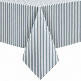 Gecoat tafellinnen Salas Capri met een verticaal streeppatroon in blauw en wit, elegant gedrapeerd over de hoek van een tafel voor een strak effect.