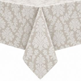 Gecoat tafellinnen Bury Beige met een klassiek wit barokpatroon op een zandkleurige ondergrond, strak gedrapeerd over een hoek van een tafel.
