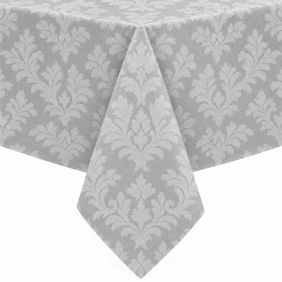 Gecoat tafellinnen Bury in wit met een klassiek grijs damastpatroon, elegant gedrapeerd over een tafel voor een stijlvolle uitstraling.