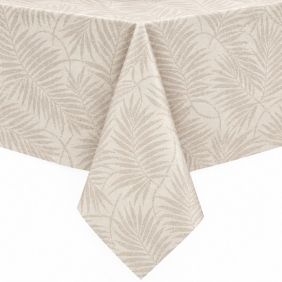 Gecoat tafellinnen Frida met een beige kleur en een subtiel patroon van palmbladeren, elegant gedrapeerd over de hoek van een rechthoekige tafel.