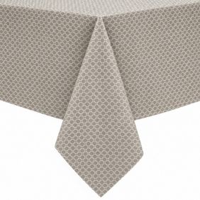 Gecoat tafellinnen Piombo Grijs met een fijn geometrisch patroon van witte lijnen op een grijze ondergrond, elegant gedrapeerd over een tafel.