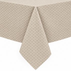 Gecoat tafellinnen Piombo Beige met een subtiel geometrisch patroon in een zandkleurige tint, strak over een tafel gedrapeerd voor een nette look.