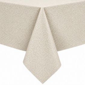 Gecoat tafellinnen Ribalta Goud met een fijn wit bloemmotief op een zandkleurige ondergrond, strak over een tafel gedrapeerd voor een nette look.