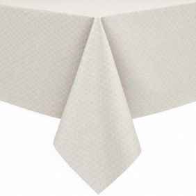Wit gecoat tafellinnen van het type Piombo met een subtiel geometrisch honingraatpatroon, strak over een tafel gedrapeerd voor een nette uitstraling.