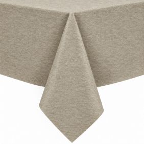 Gecoat tafellinnen Murillo Zand, een effen zandkleurig tafelkleed met een subtiele textuur, elegant gedrapeerd over een hoek van een tafel.
