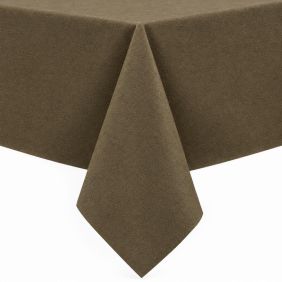 Gecoat tafellinnen Dali in een effen lichtbruine kleur, strak over een tafel gedrapeerd met een hoek die elegant naar beneden valt op een witte achtergrond.