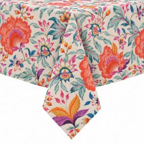Gecoat tafellinnen met een kleurrijk bloemmotief in rood, roze en blauw op een beige ondergrond, gedrapeerd over de hoek van een tafel.