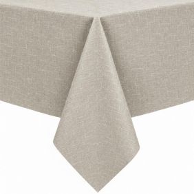 Gecoat tafellinnen Claudel in lichtbruin met een subtiele linnenstructuur, strak gedrapeerd over een hoek van een tafel voor een beschermende laag.