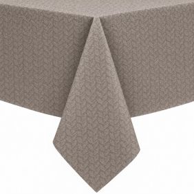 Lichtbruin gecoat tafellinnen Estes met een fijn vertakt bladerpatroon, strak over een tafel gedrapeerd voor een nette en beschermende uitstraling.