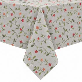 Gecoat tafellinnen Manet met een grijs oppervlak, versierd met een elegant patroon van ranken, groene bladeren en kleine rode en witte bloemen.