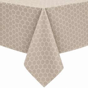 Gecoat tafellinnen in beige met een wit honingraatpatroon, elegant gedrapeerd over een tafel voor een stijlvolle en beschermende uitstraling.
