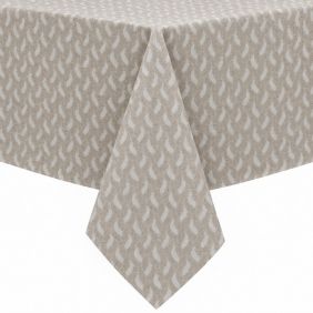 Gecoat tafellinnen Munch in beige met een subtiel wit bladpatroon, elegant gedrapeerd over de hoek van een tafel voor een stijlvolle uitstraling.