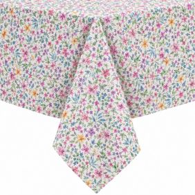 Gecoat tafelkleed Bloemenveld met een kleurrijk patroon van kleine roze, paarse en gele bloemetjes op een witte ondergrond, strak over een tafel.