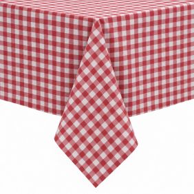 Gecoat tafelkleed Brueghel Rojo met een klassiek rood-wit geblokt ruitpatroon, strak over een tafel gedrapeerd voor een nette, huiselijke uitstraling.