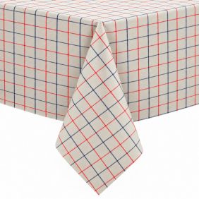 Gecoat tafelkleed Cruz Mar met een beige ondergrond en een fijn ruitpatroon in de kleuren rood en donkerblauw, strak over een tafel gedrapeerd.