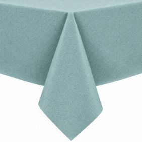 Gecoat tafelkleed Roa in azuurblauw met een fijne textuur, strak over een tafel gedrapeerd voor een nette en moderne uitstraling in het interieur.