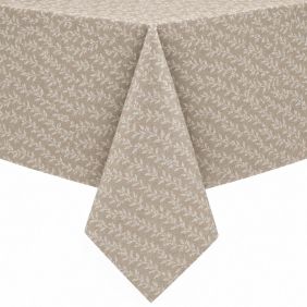 Gecoat tafelkleed Matta Beige met een subtiel wit bladerpatroon, elegant gedrapeerd over een tafel voor een stijlvolle en beschermende uitstraling.